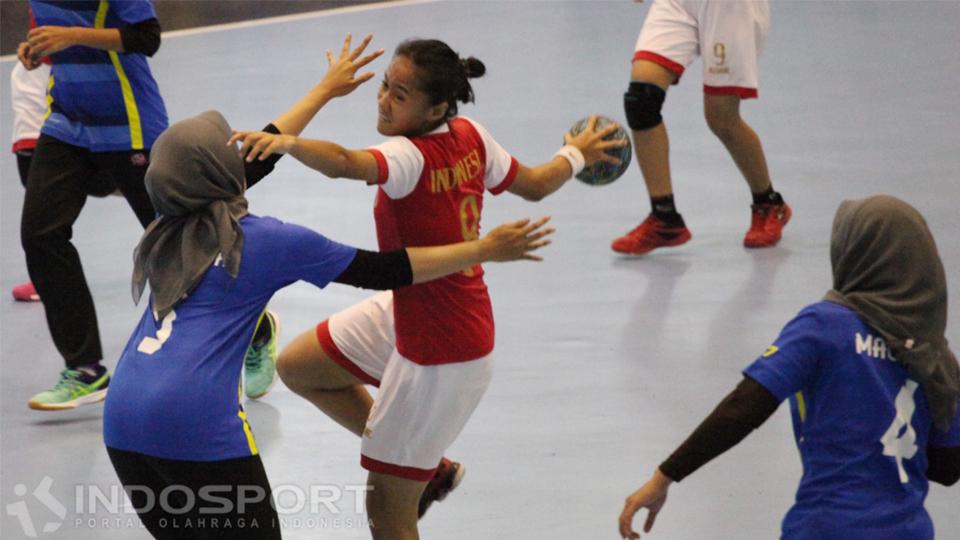 Para pemain putri Indonesia beberapa kali kesulitan menembus pertahanan Thailand.